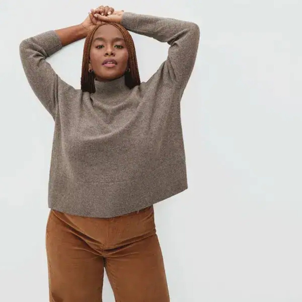 Everlane | 100% Cashmere Square Turtleneck Sweater in Basalt